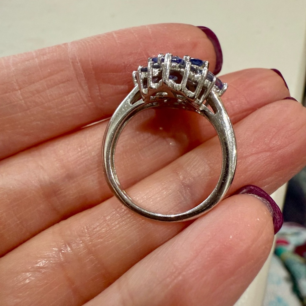 Elegant Sterling Silver and Tanzanite Gemstone Ring! - Picture 4 of 6